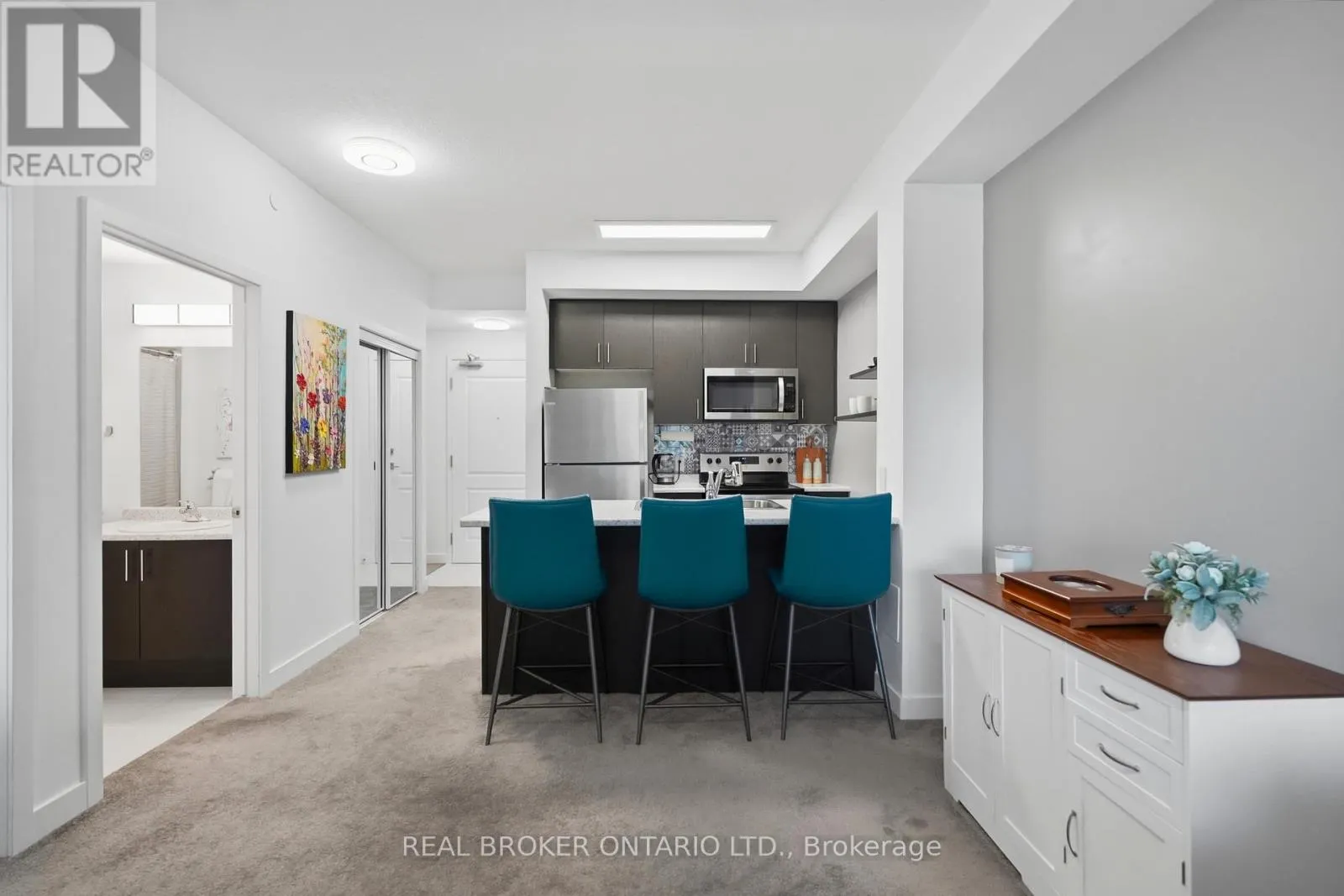 425 - 450 DUNDAS STREET E