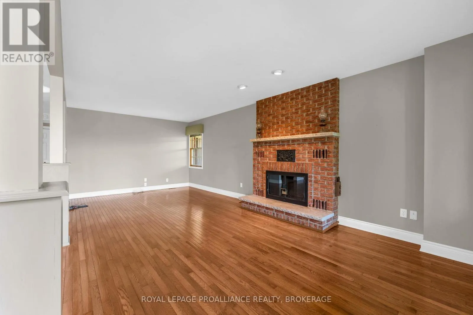 702 PARKSIDE CRESCENT
