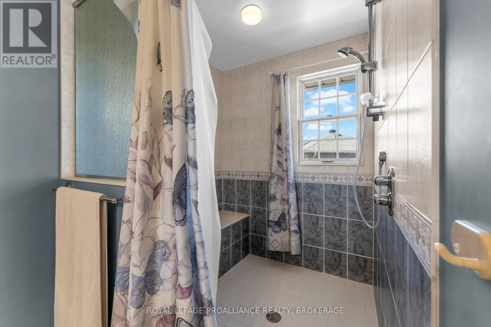 702 PARKSIDE CRESCENT