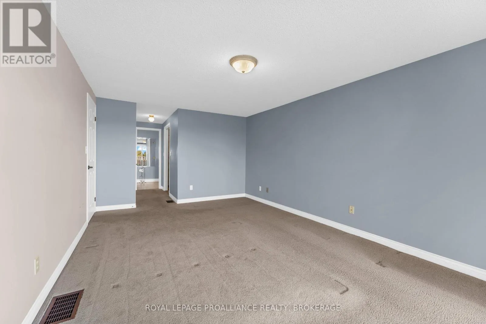 702 PARKSIDE CRESCENT