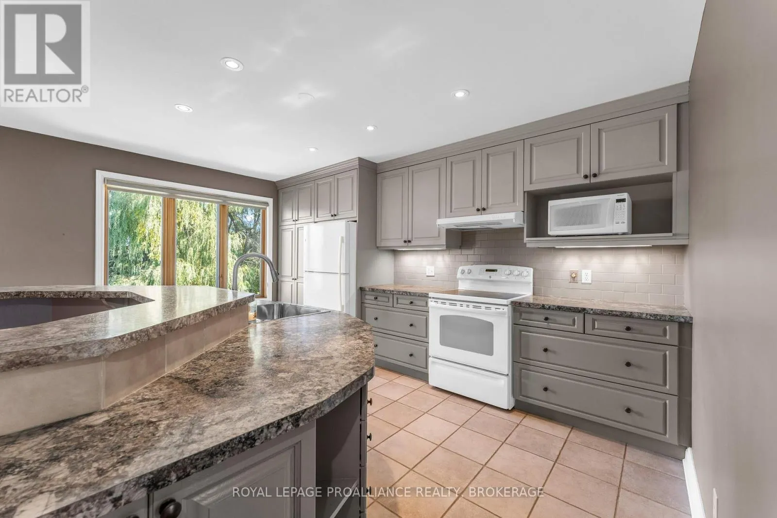 702 PARKSIDE CRESCENT