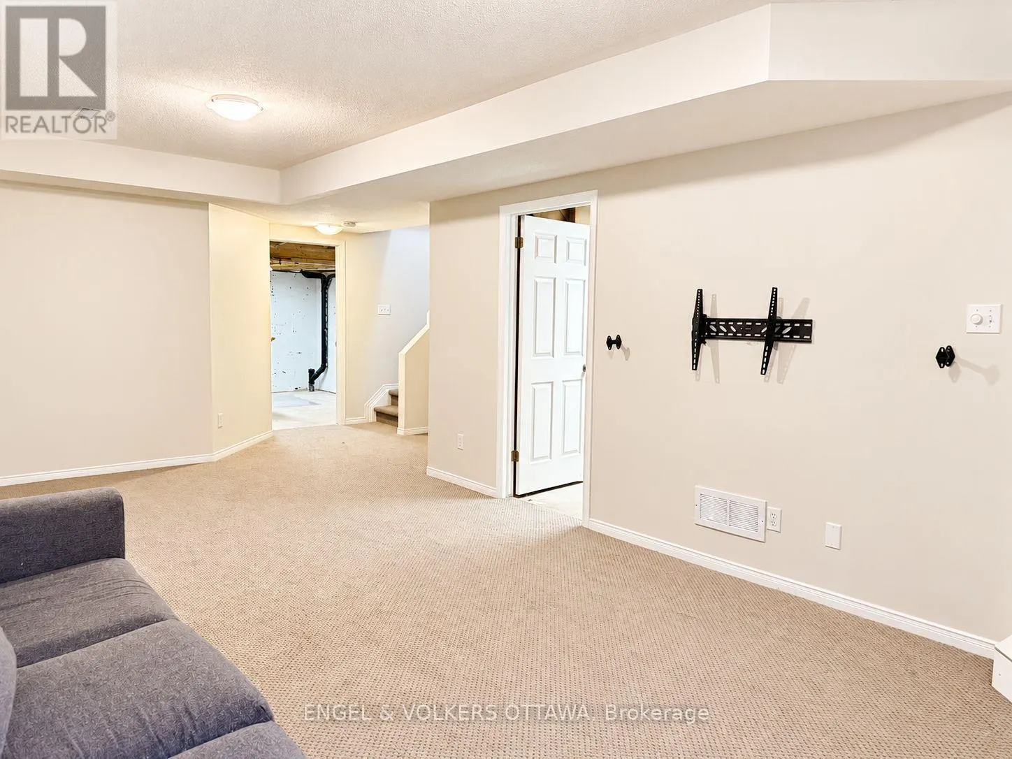 124 LANDOVER CRESCENT