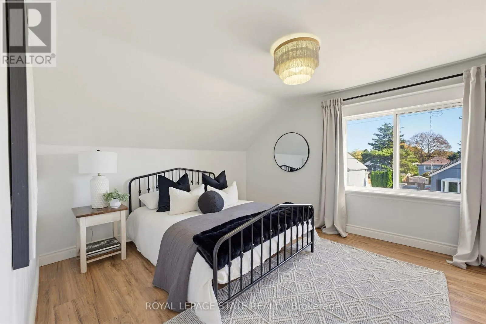 206 CRAIGROYSTON ROAD
