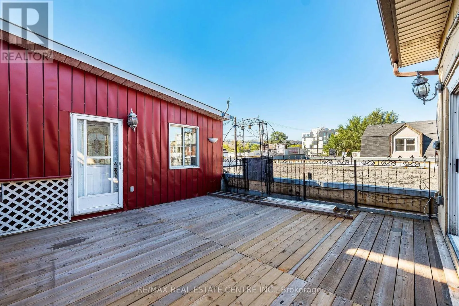 1465 MAIN STREET E
