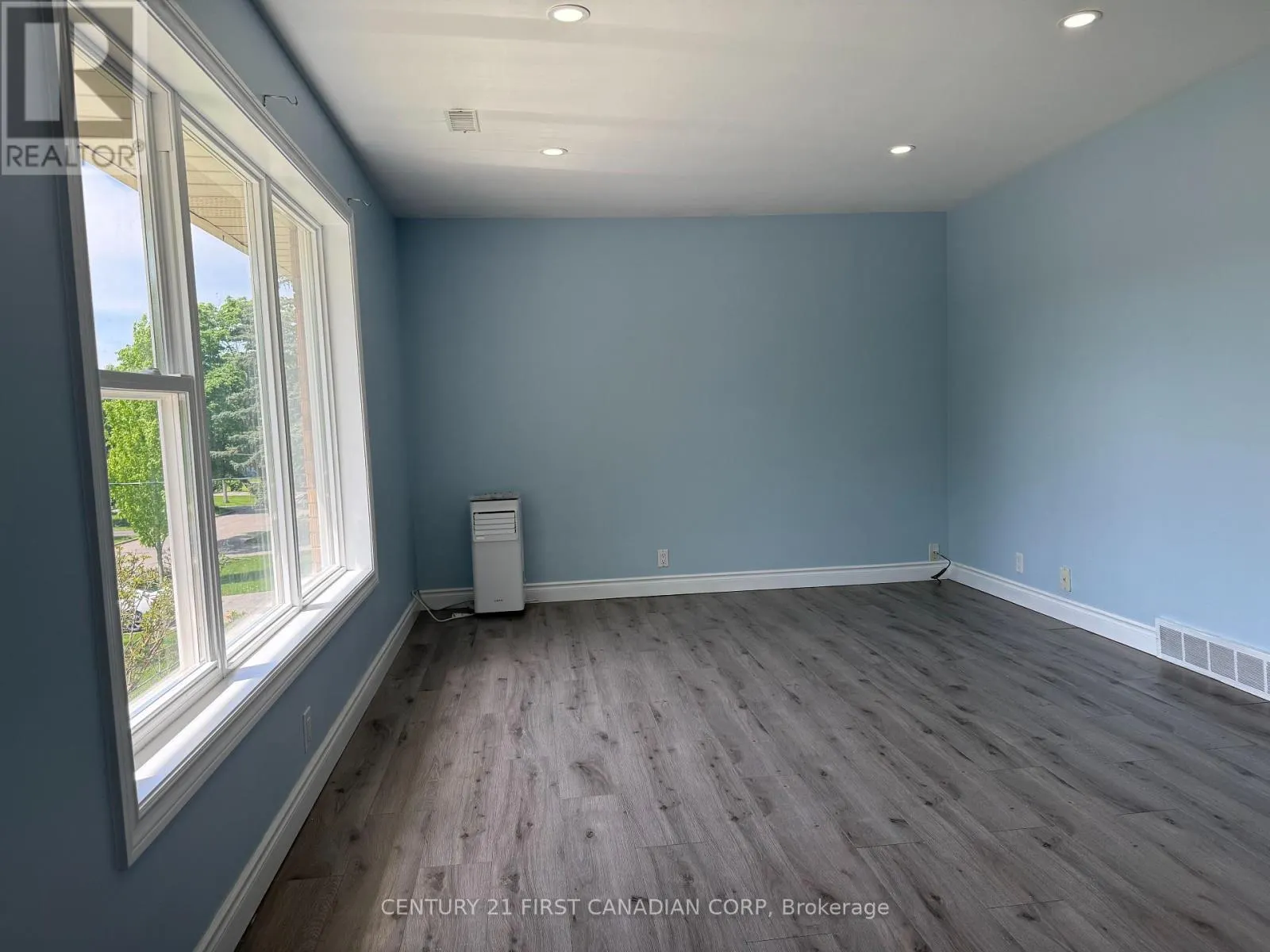 3 - 228 BURNSIDE DRIVE #3
