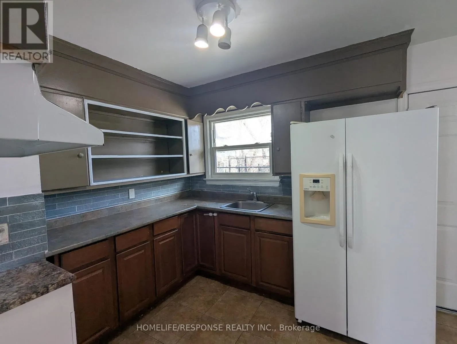 1/2 - 103 WATER STREET S
