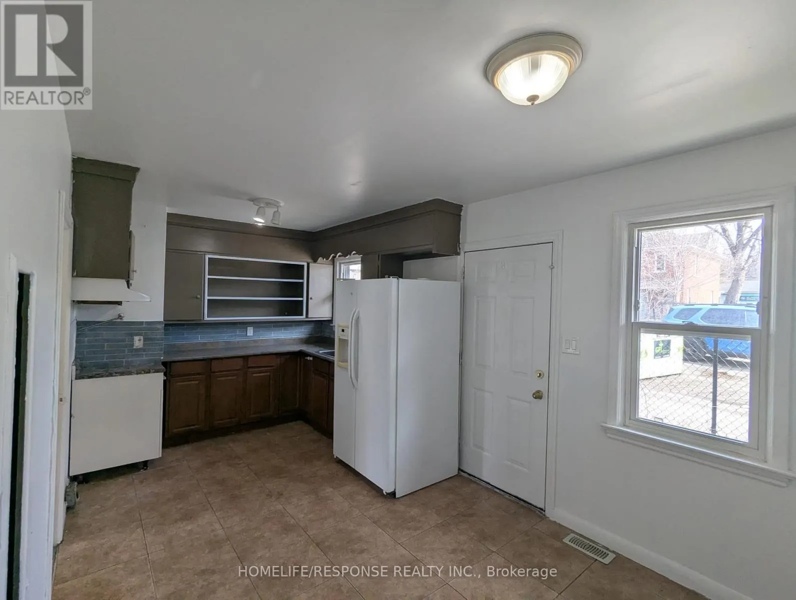 1/2 - 103 WATER STREET S