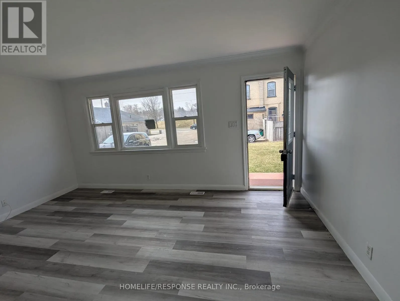 1/2 - 103 WATER STREET S