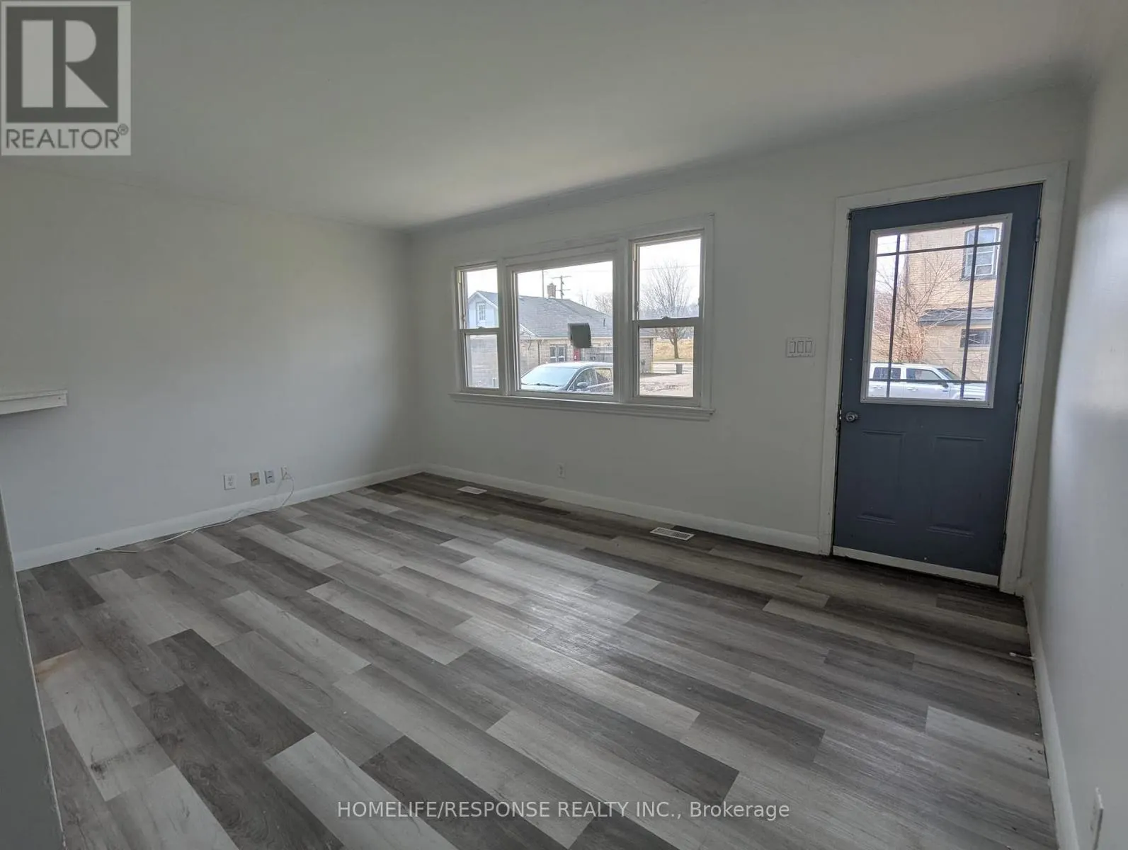1/2 - 103 WATER STREET S