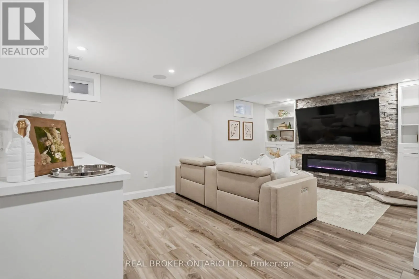 7 ROCKHAVEN LANE