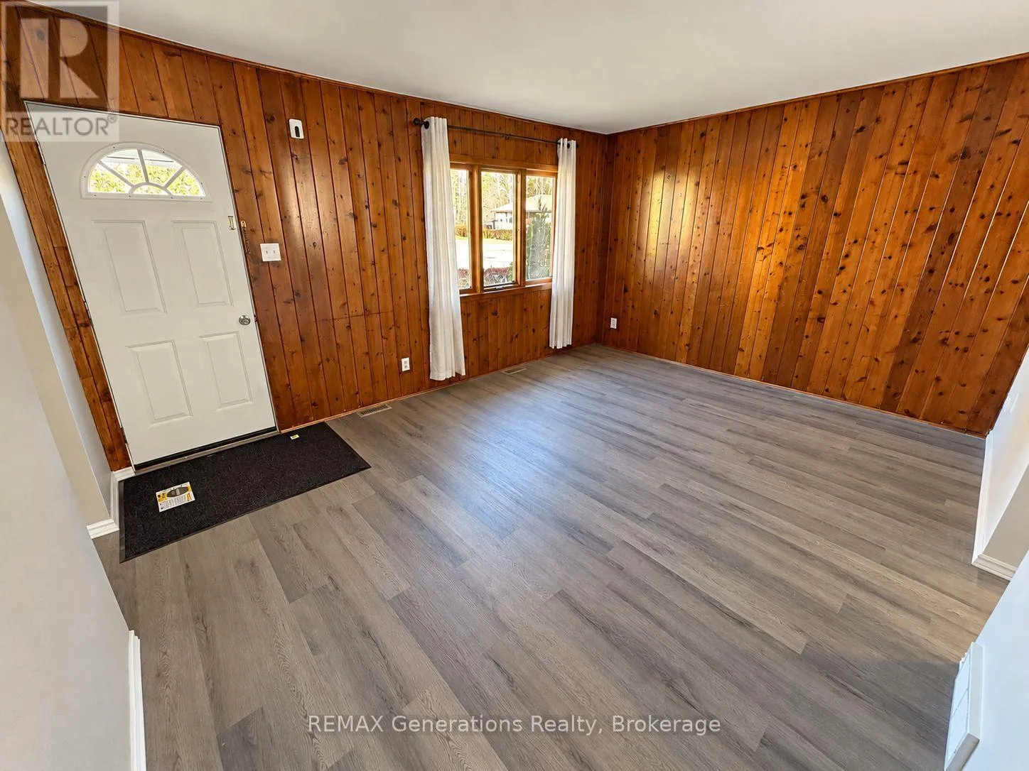 490 LANARK CRESCENT