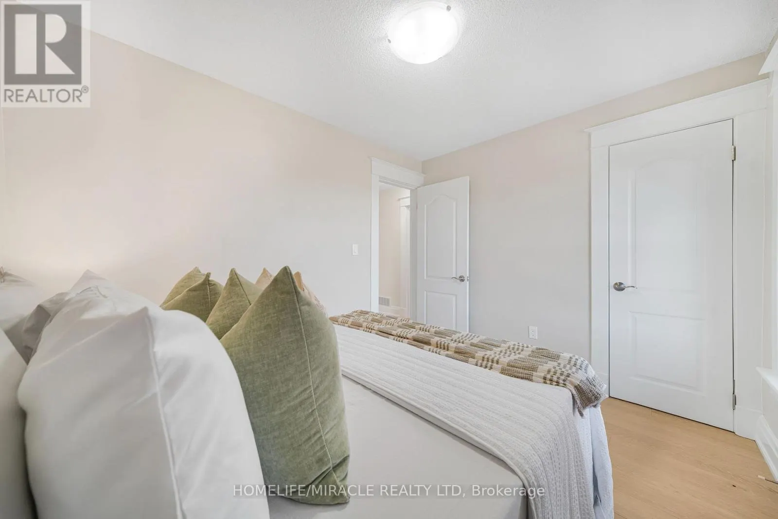 323 QUEENSTON ROAD