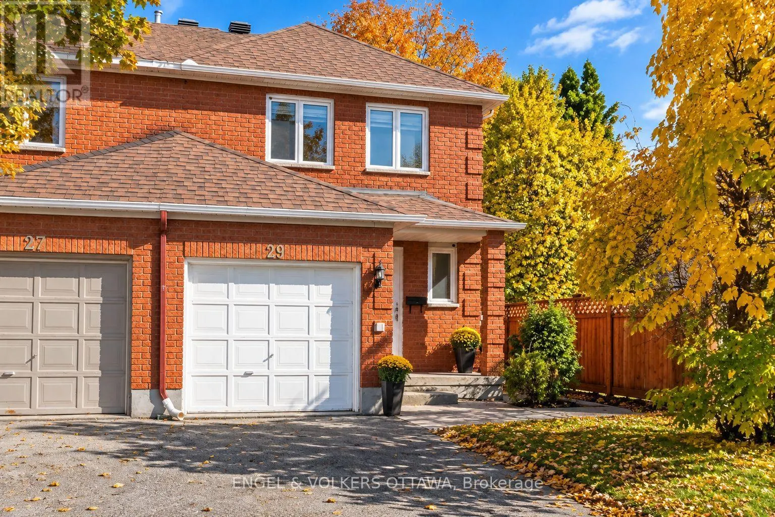 29 WOODBURY CRESCENT