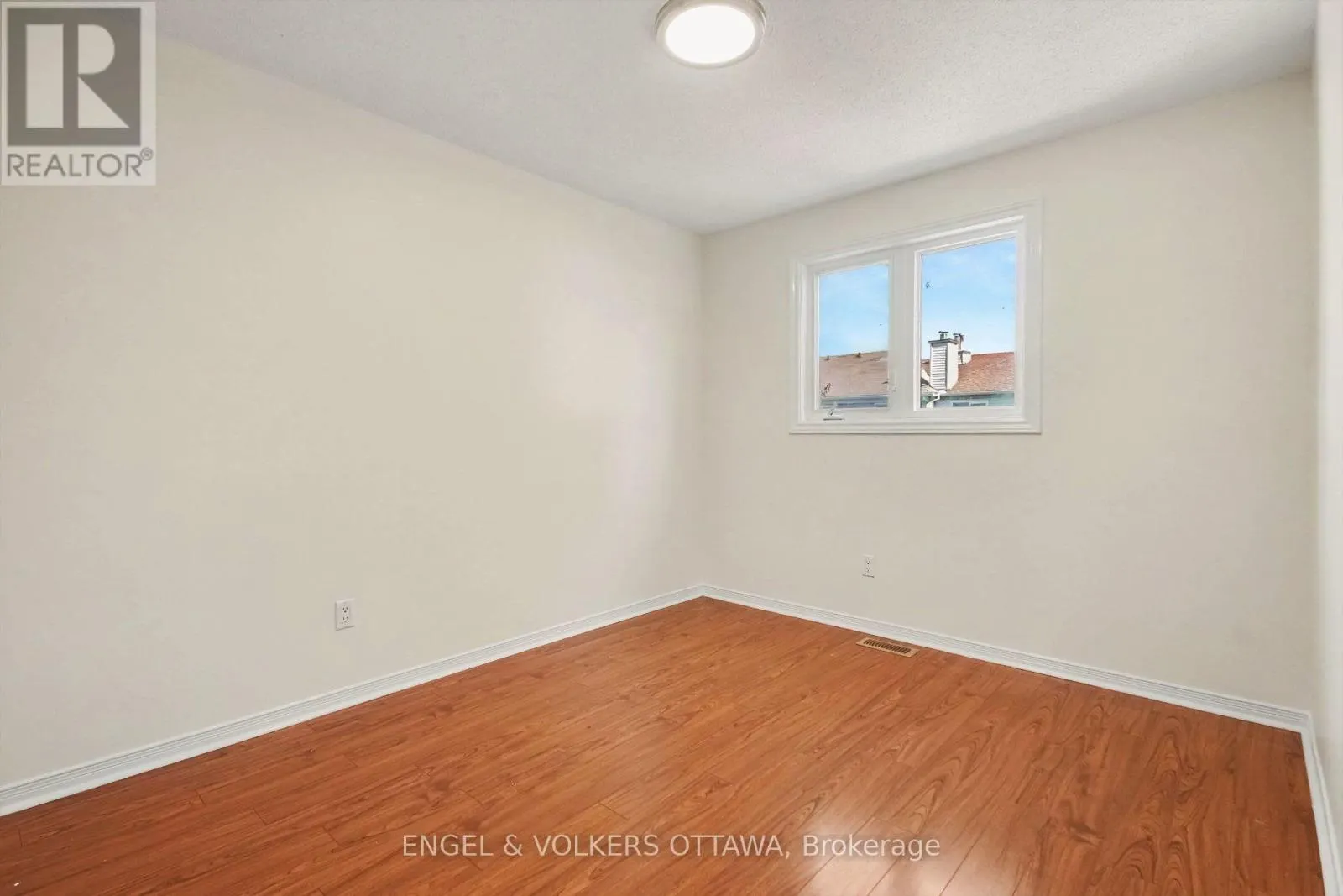 29 WOODBURY CRESCENT