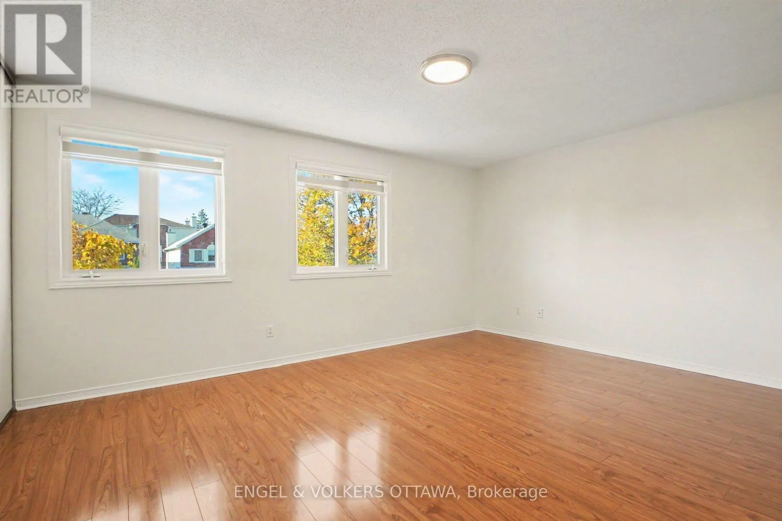 29 WOODBURY CRESCENT