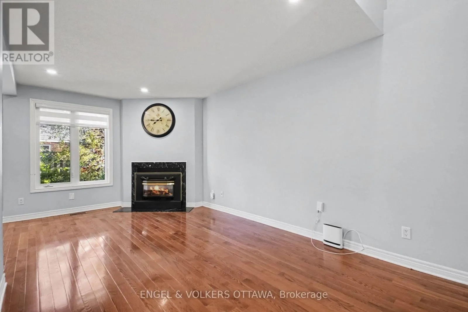 29 WOODBURY CRESCENT