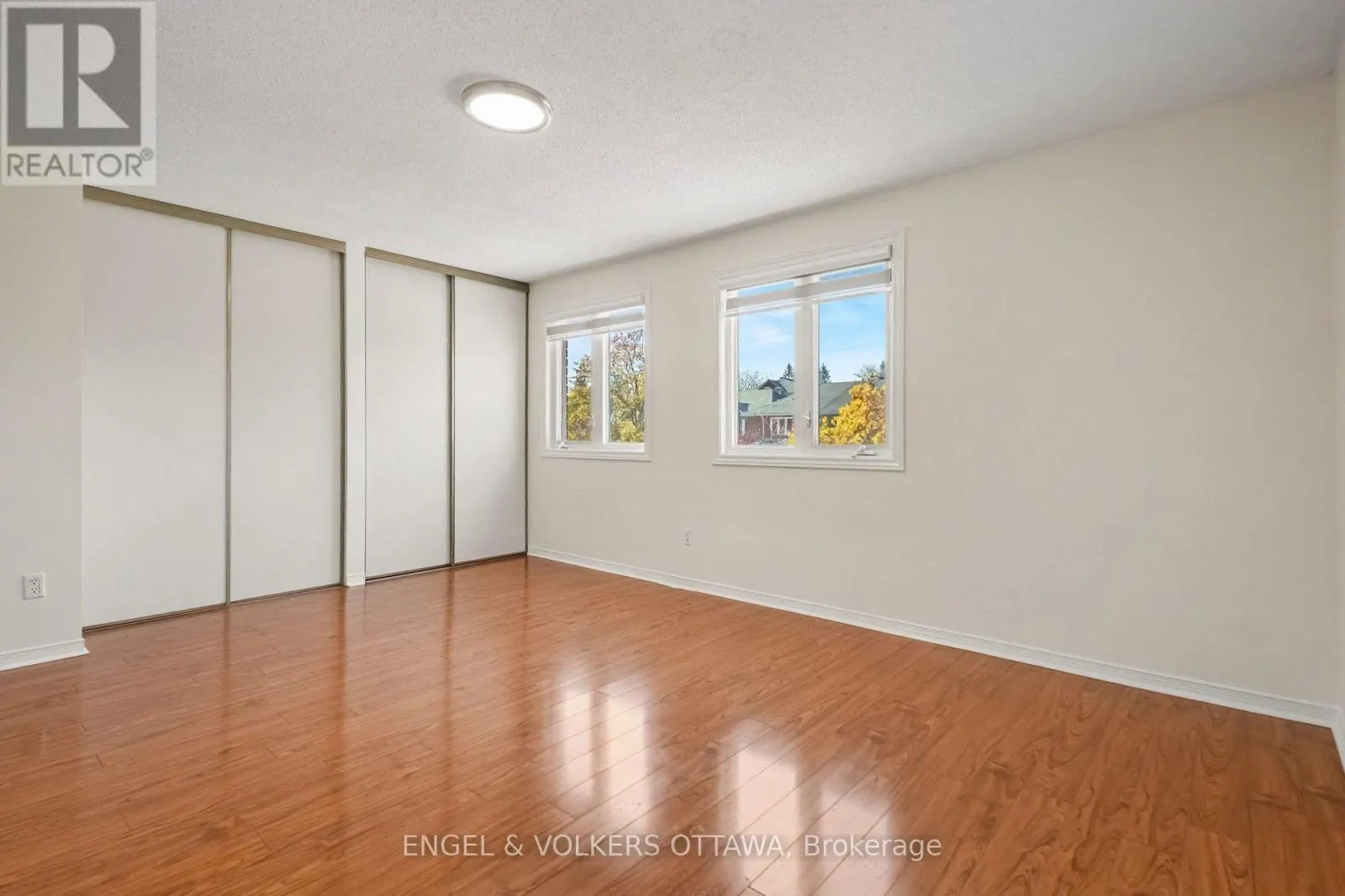 29 WOODBURY CRESCENT
