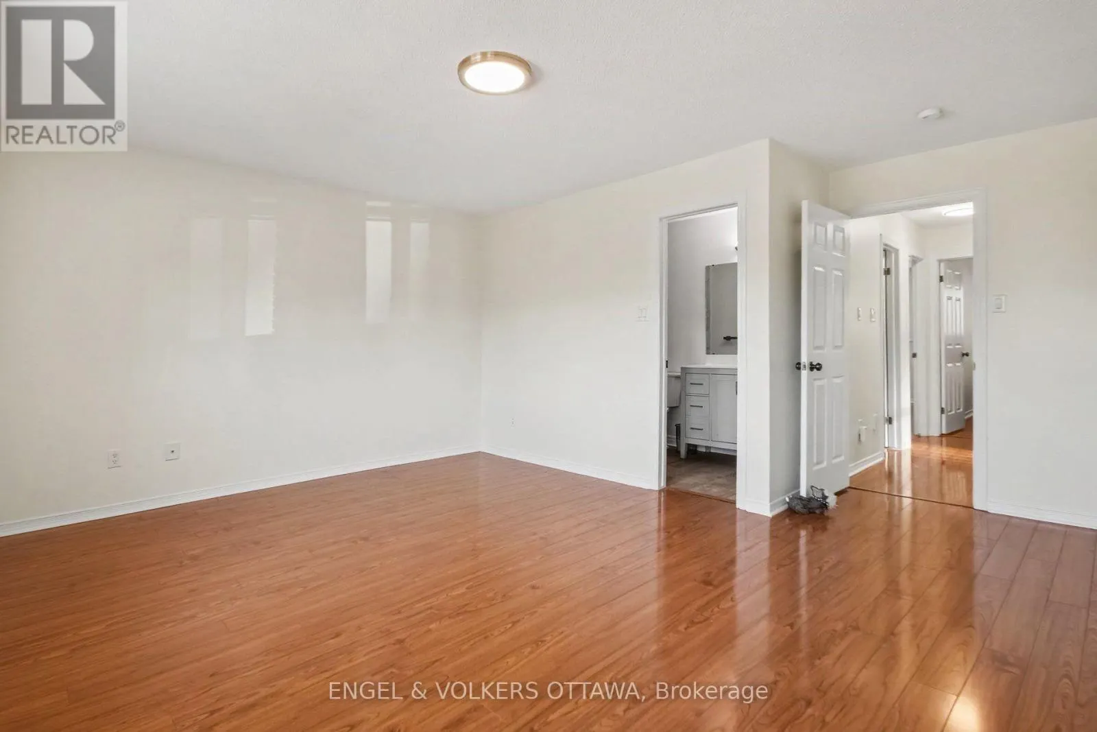 29 WOODBURY CRESCENT