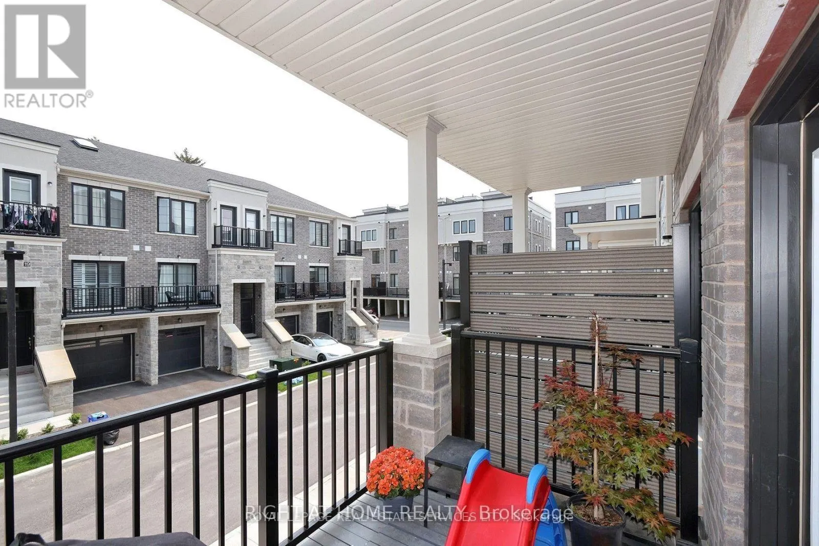 40 - 383 DUNDAS STREET E
