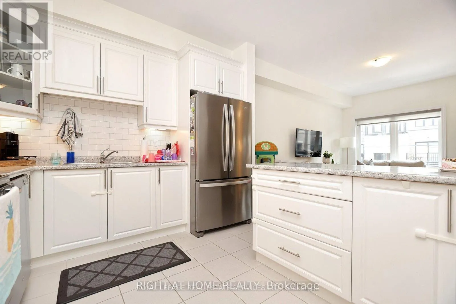 40 - 383 DUNDAS STREET E