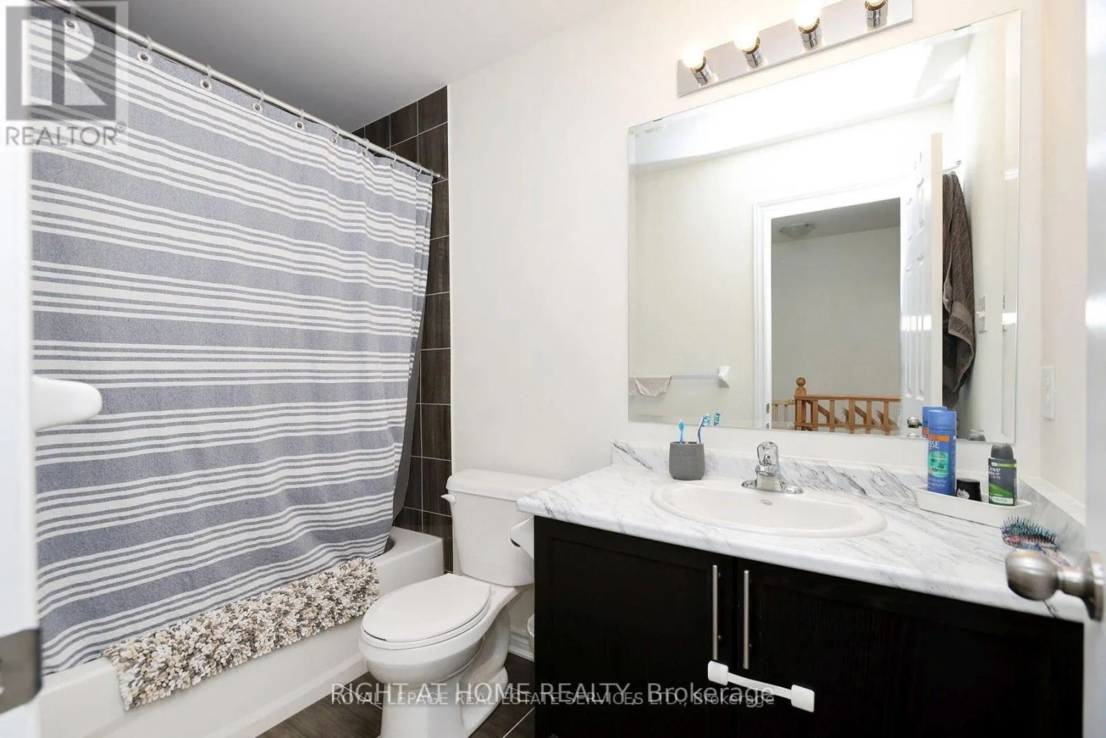 40 - 383 DUNDAS STREET E
