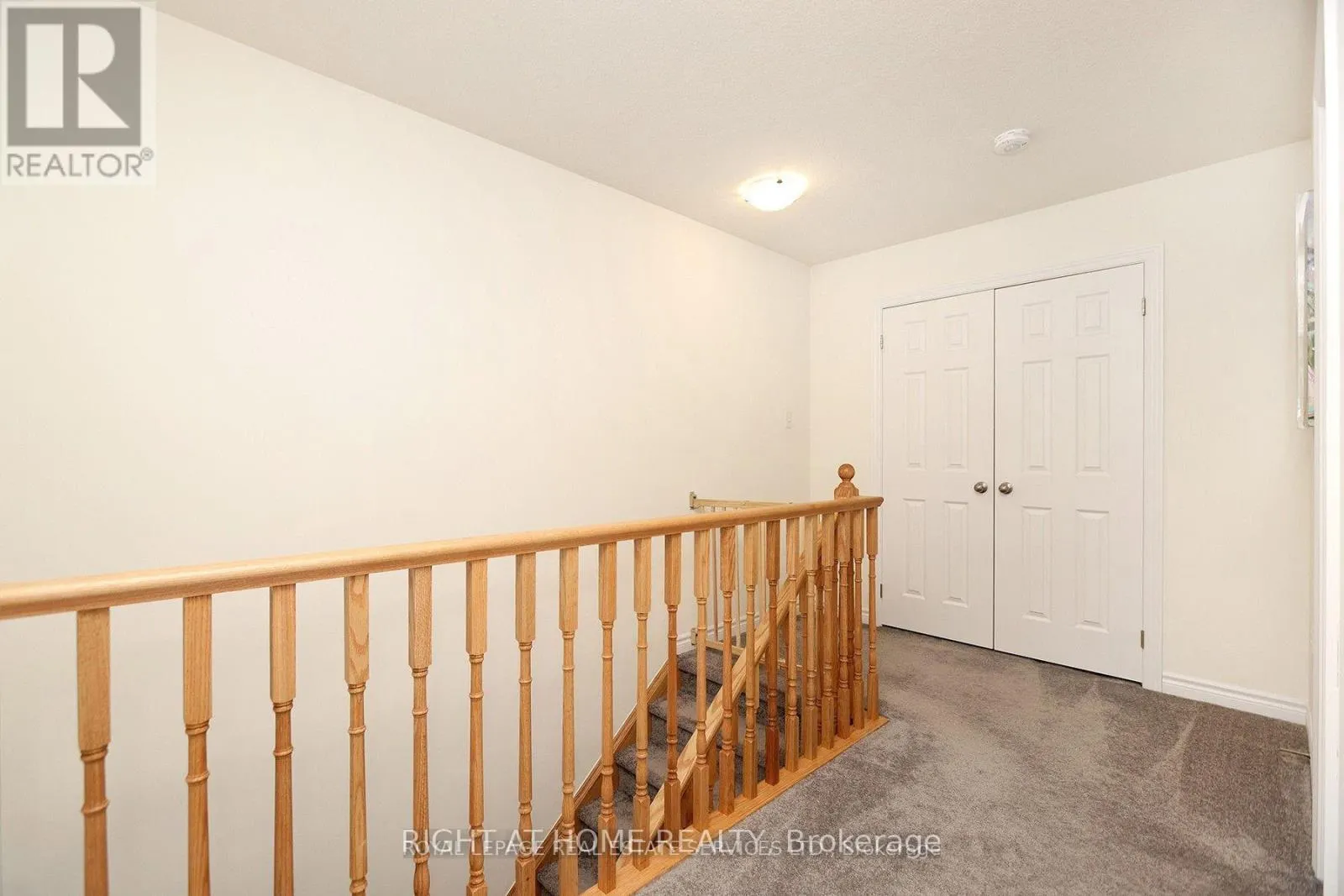 40 - 383 DUNDAS STREET E