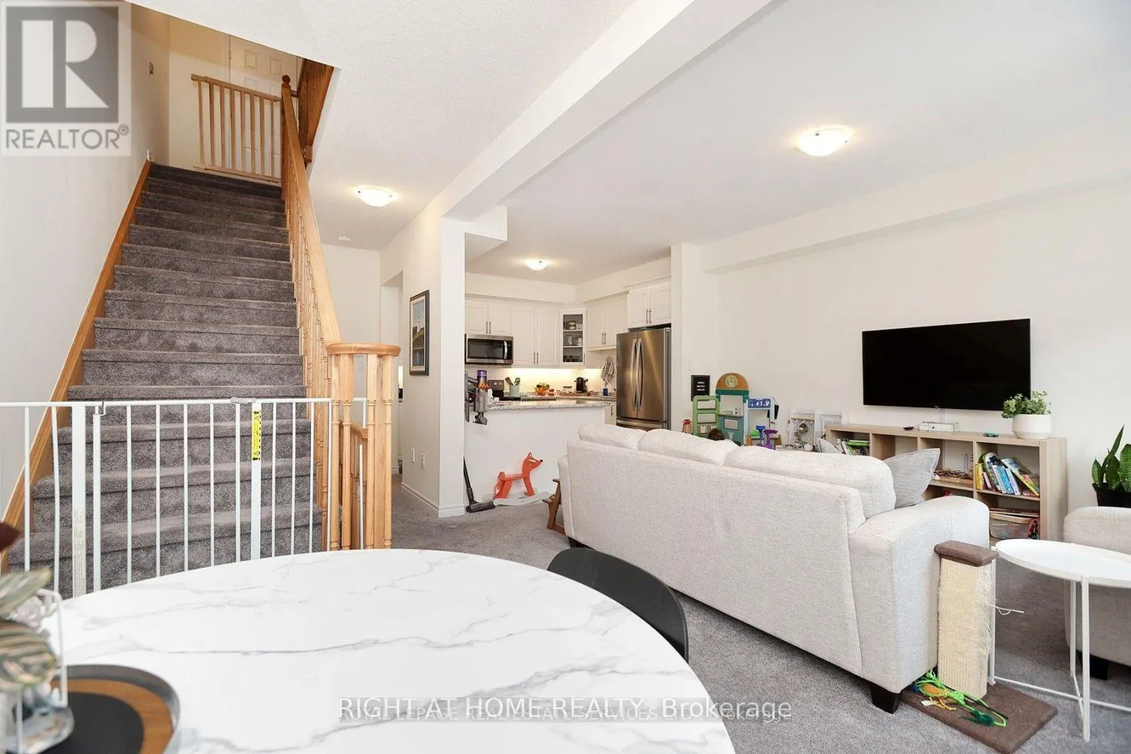 40 - 383 DUNDAS STREET E