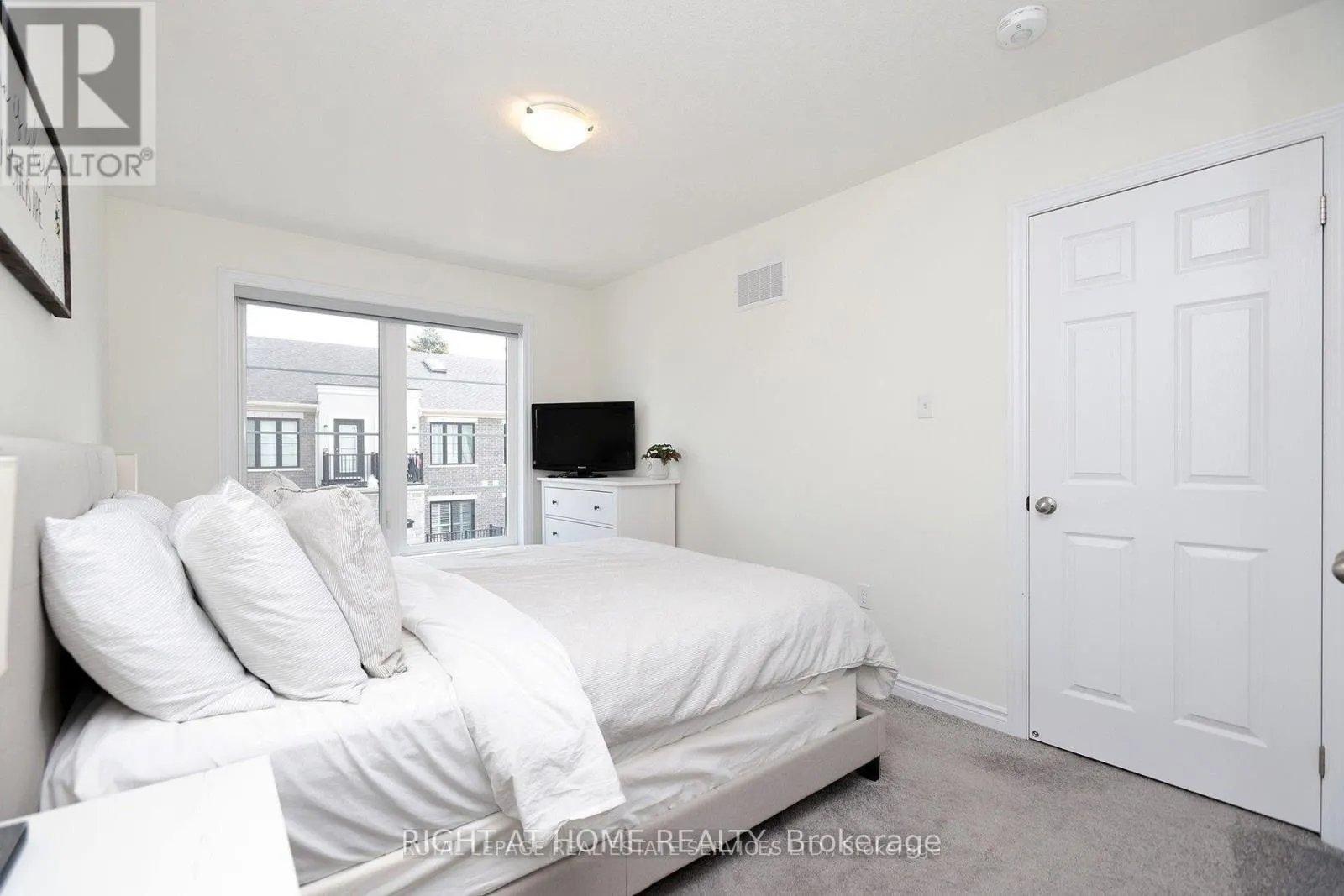 40 - 383 DUNDAS STREET E