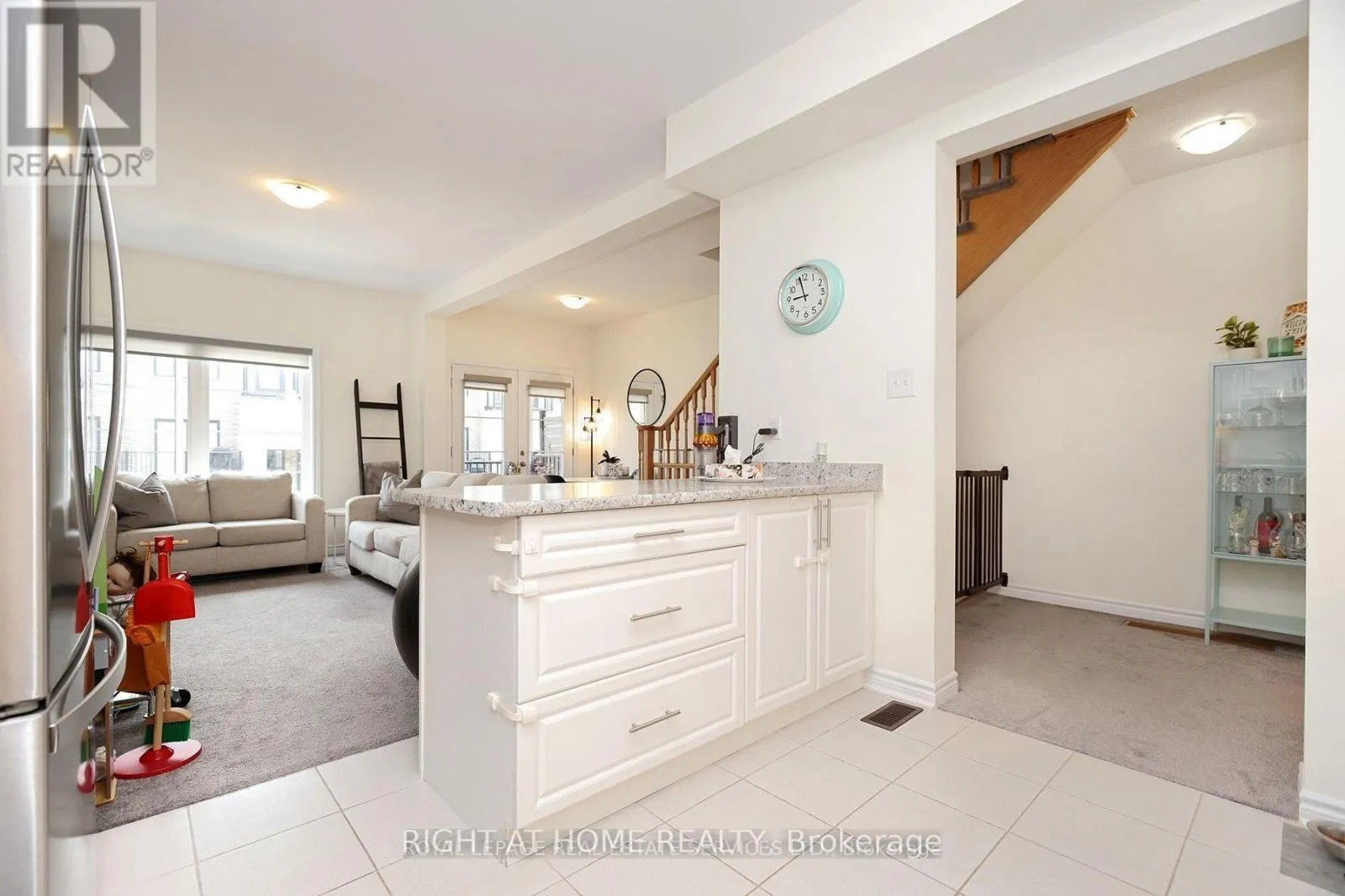 40 - 383 DUNDAS STREET E