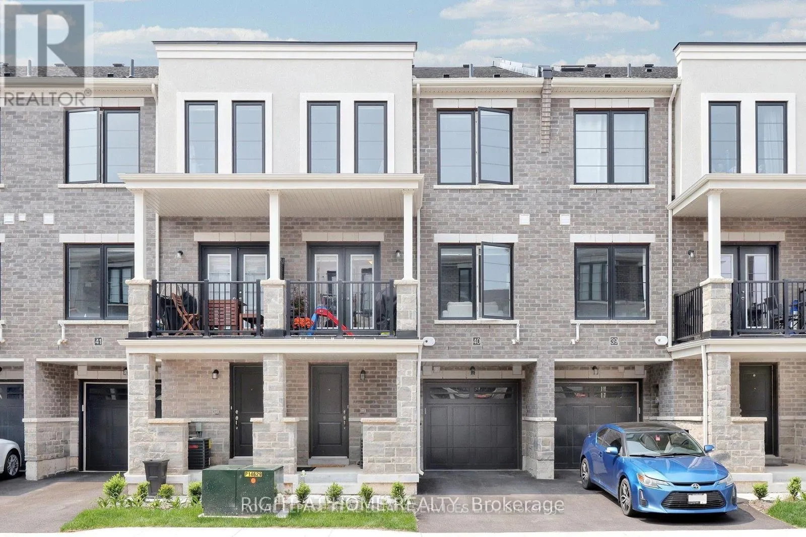 40 - 383 DUNDAS STREET E