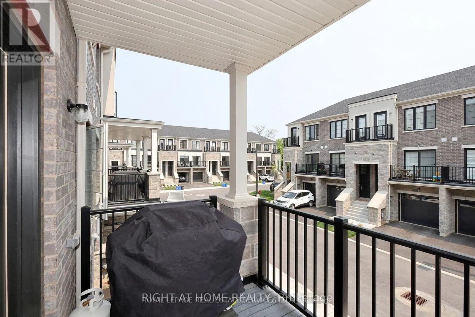 40 - 383 DUNDAS STREET E