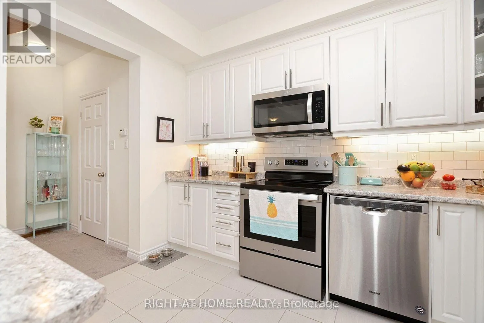 40 - 383 DUNDAS STREET E