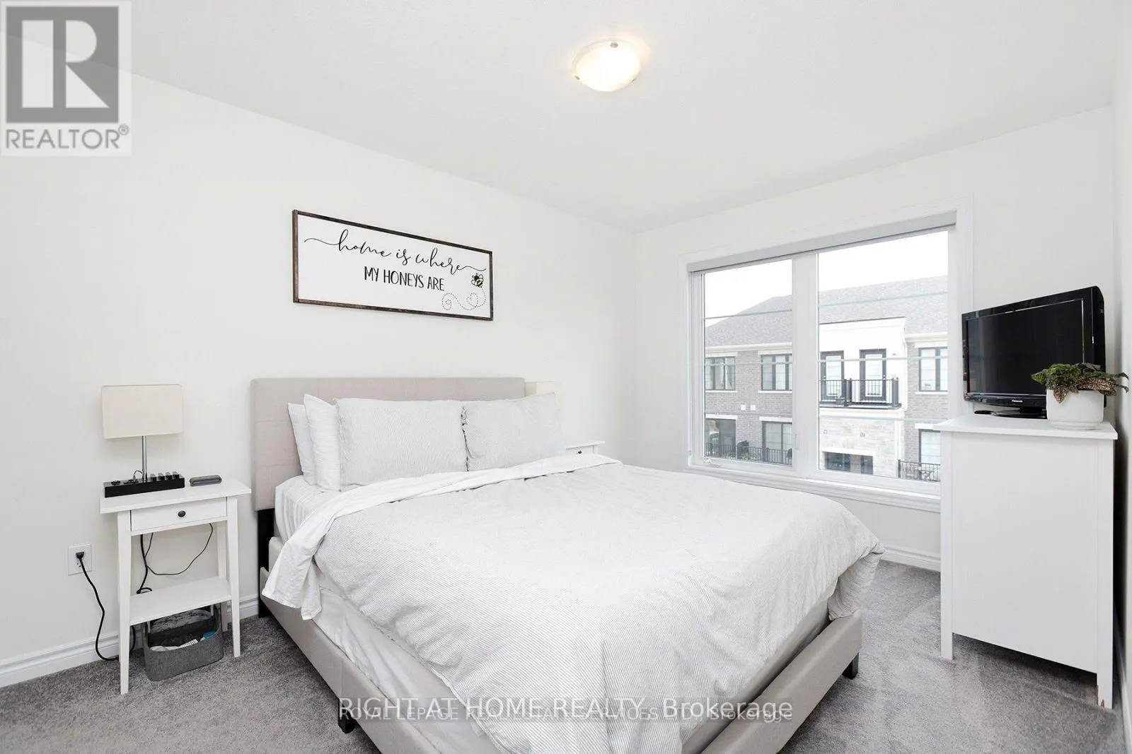 40 - 383 DUNDAS STREET E