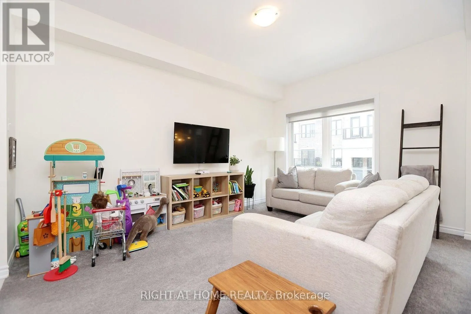 40 - 383 DUNDAS STREET E