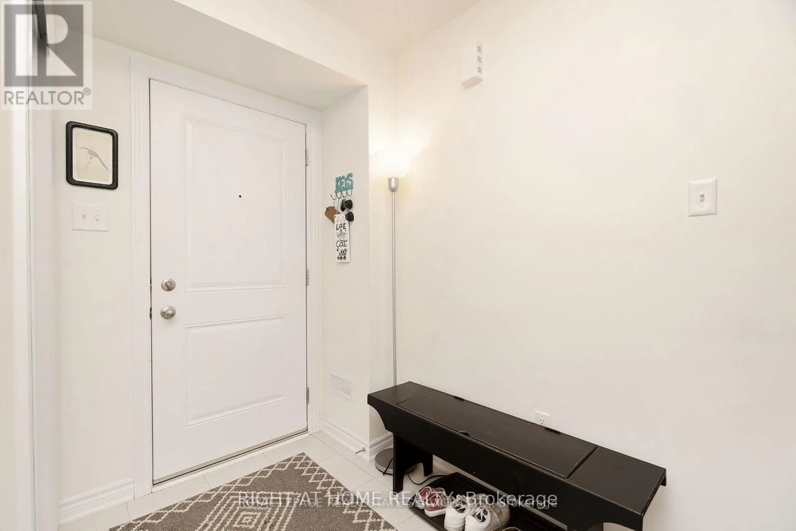 40 - 383 DUNDAS STREET E