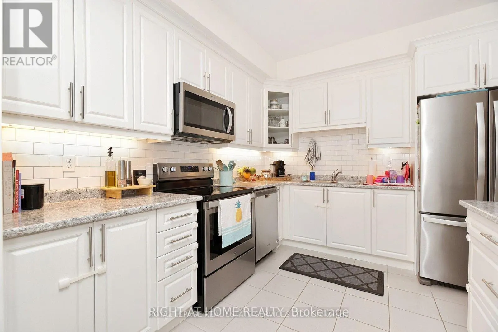 40 - 383 DUNDAS STREET E