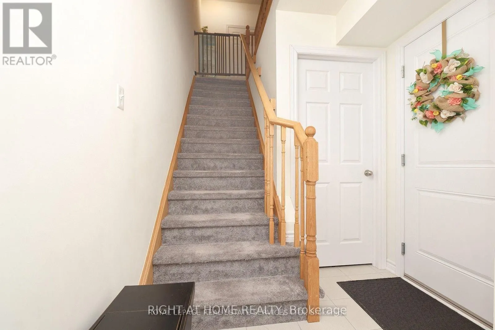40 - 383 DUNDAS STREET E