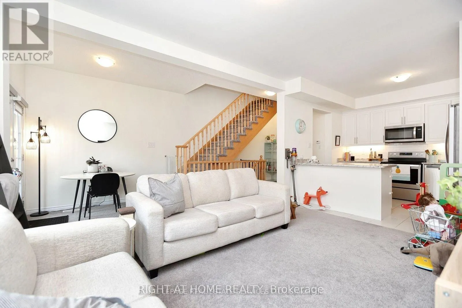 40 - 383 DUNDAS STREET E