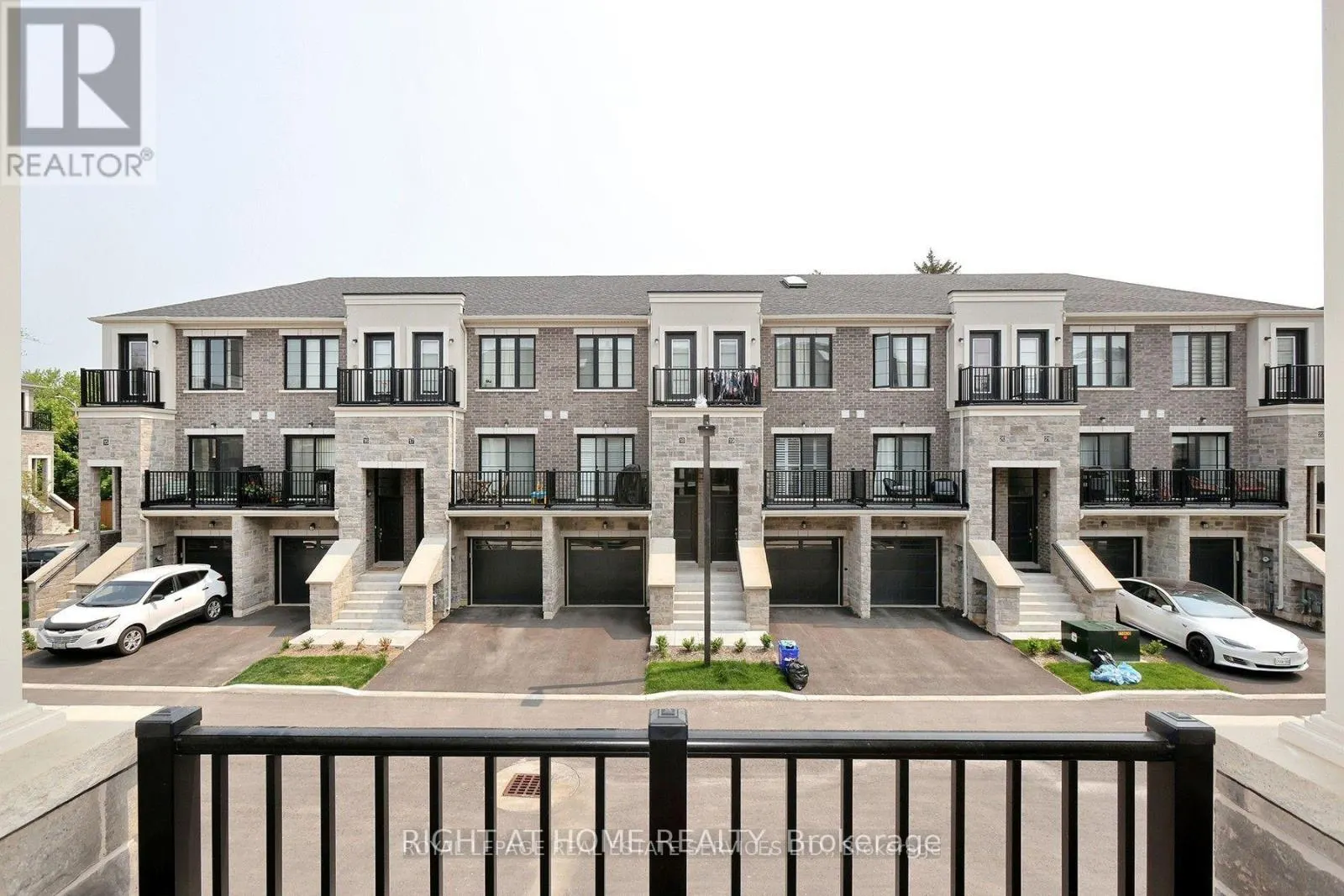 40 - 383 DUNDAS STREET E