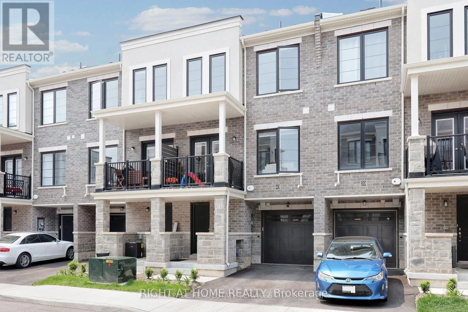 40 - 383 DUNDAS STREET E