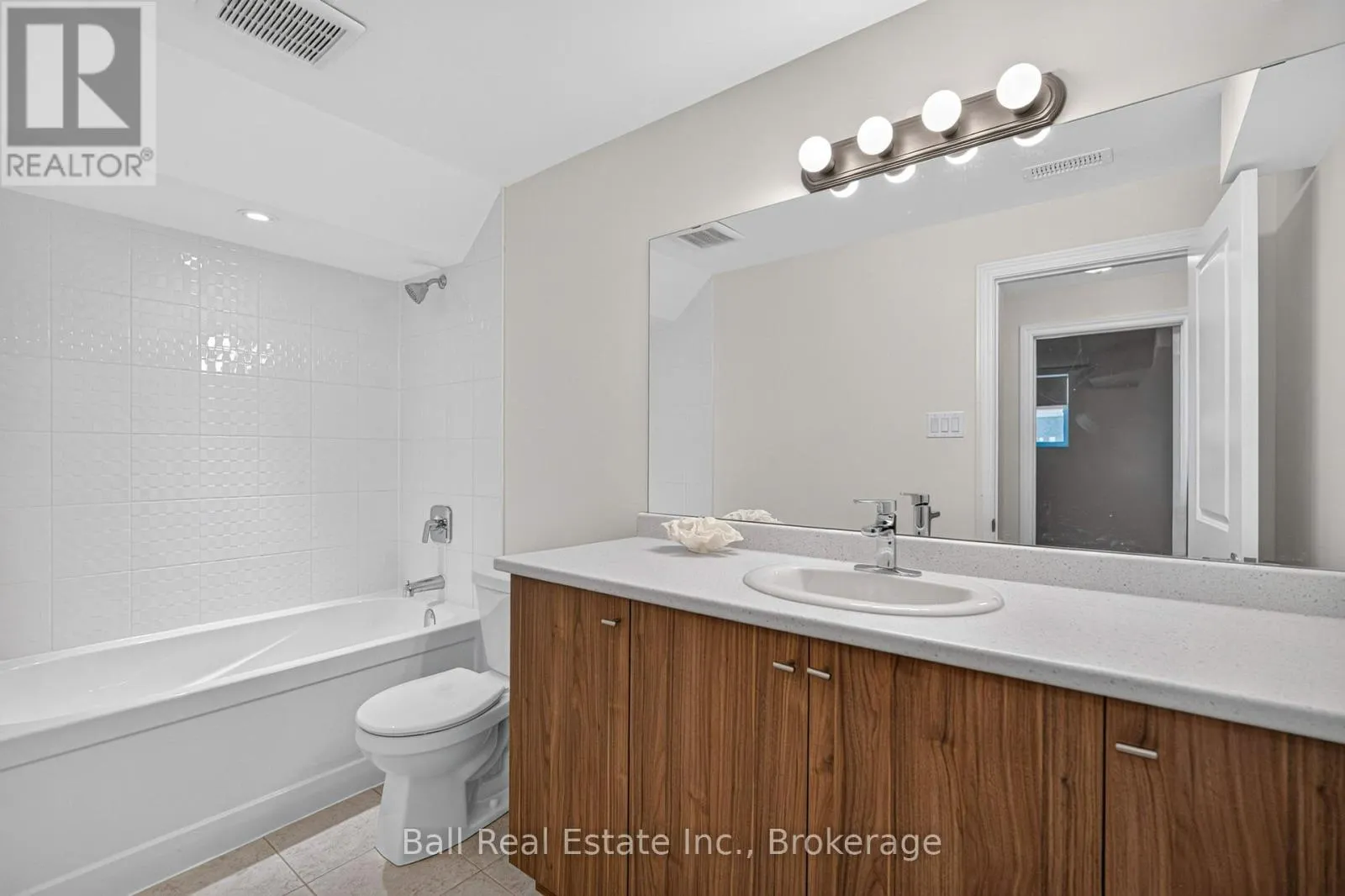 26 - 17 LAKEWOOD CRESCENT #26
