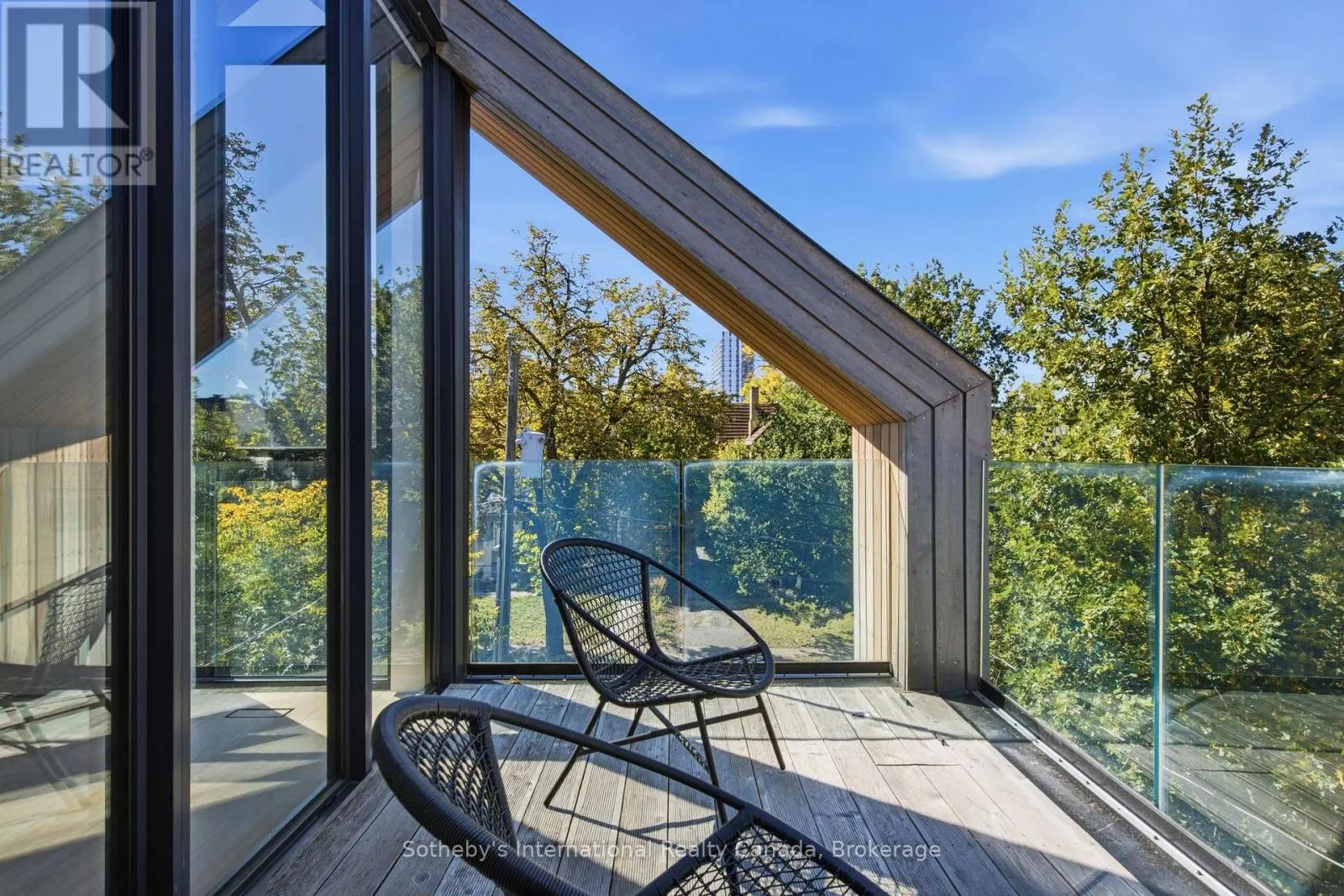 32 AHRENS STREET W