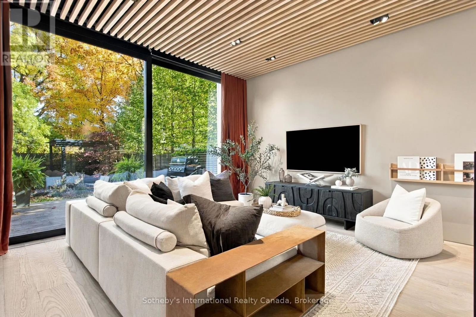 32 AHRENS STREET W