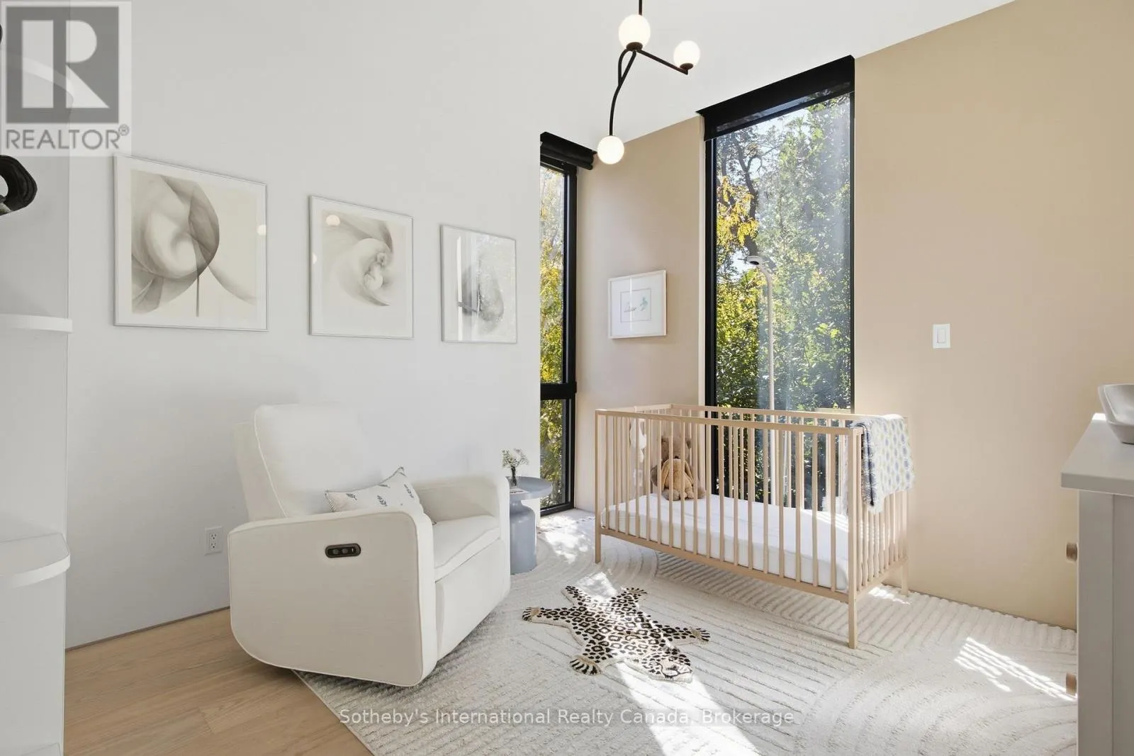 32 AHRENS STREET W