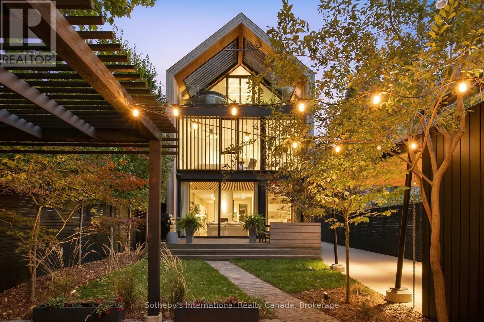 32 AHRENS STREET W