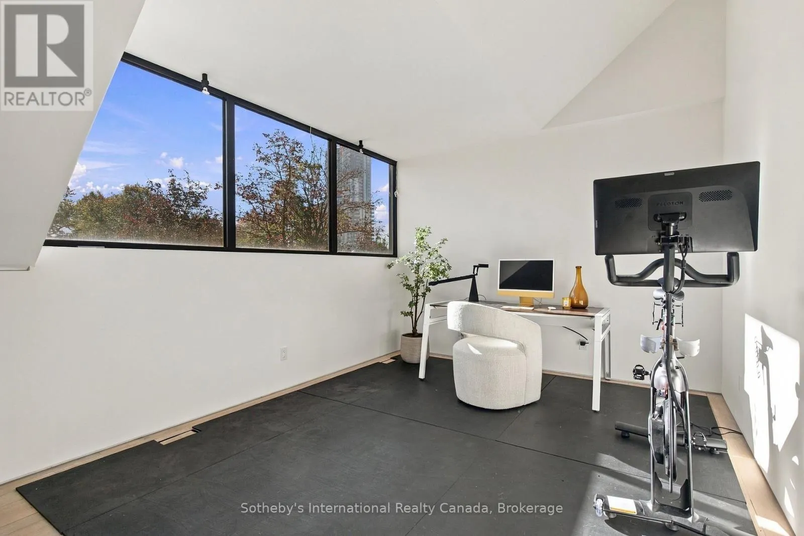 32 AHRENS STREET W