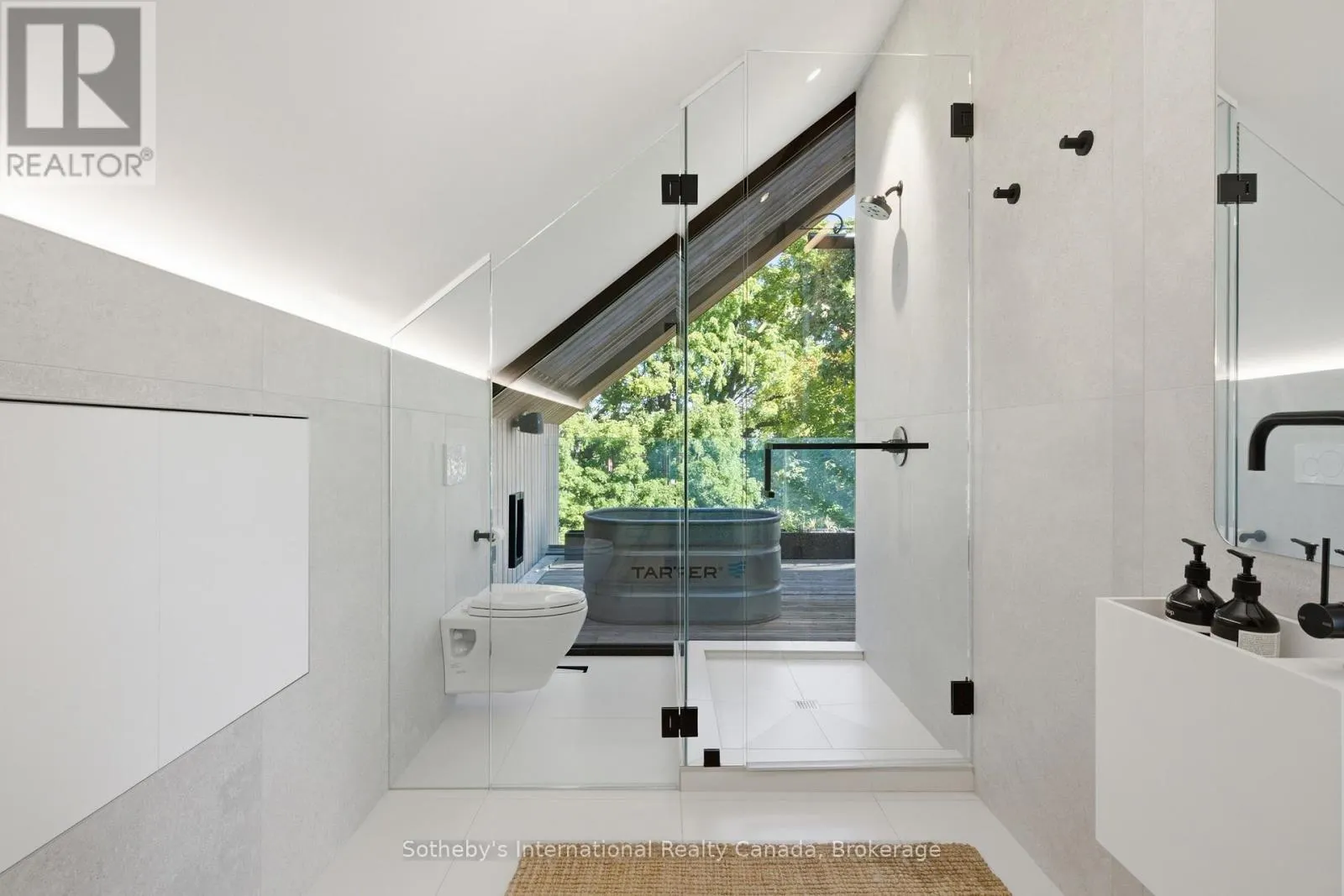 32 AHRENS STREET W