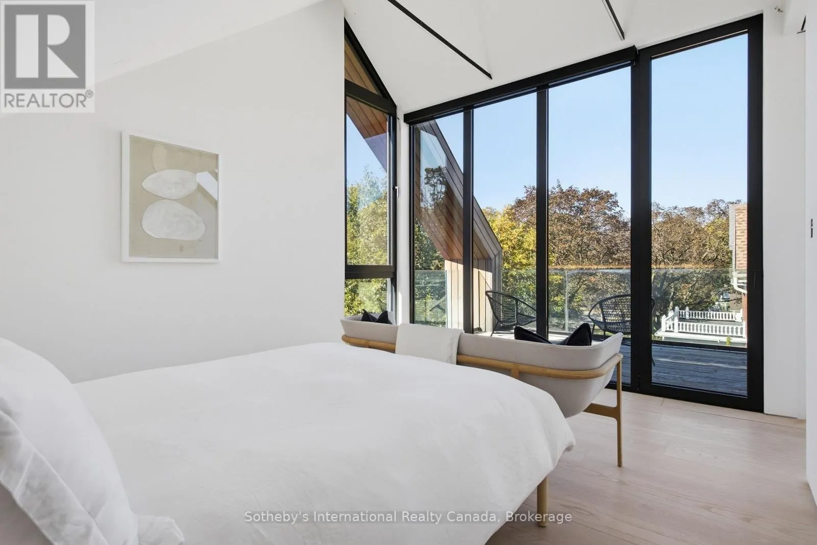 32 AHRENS STREET W