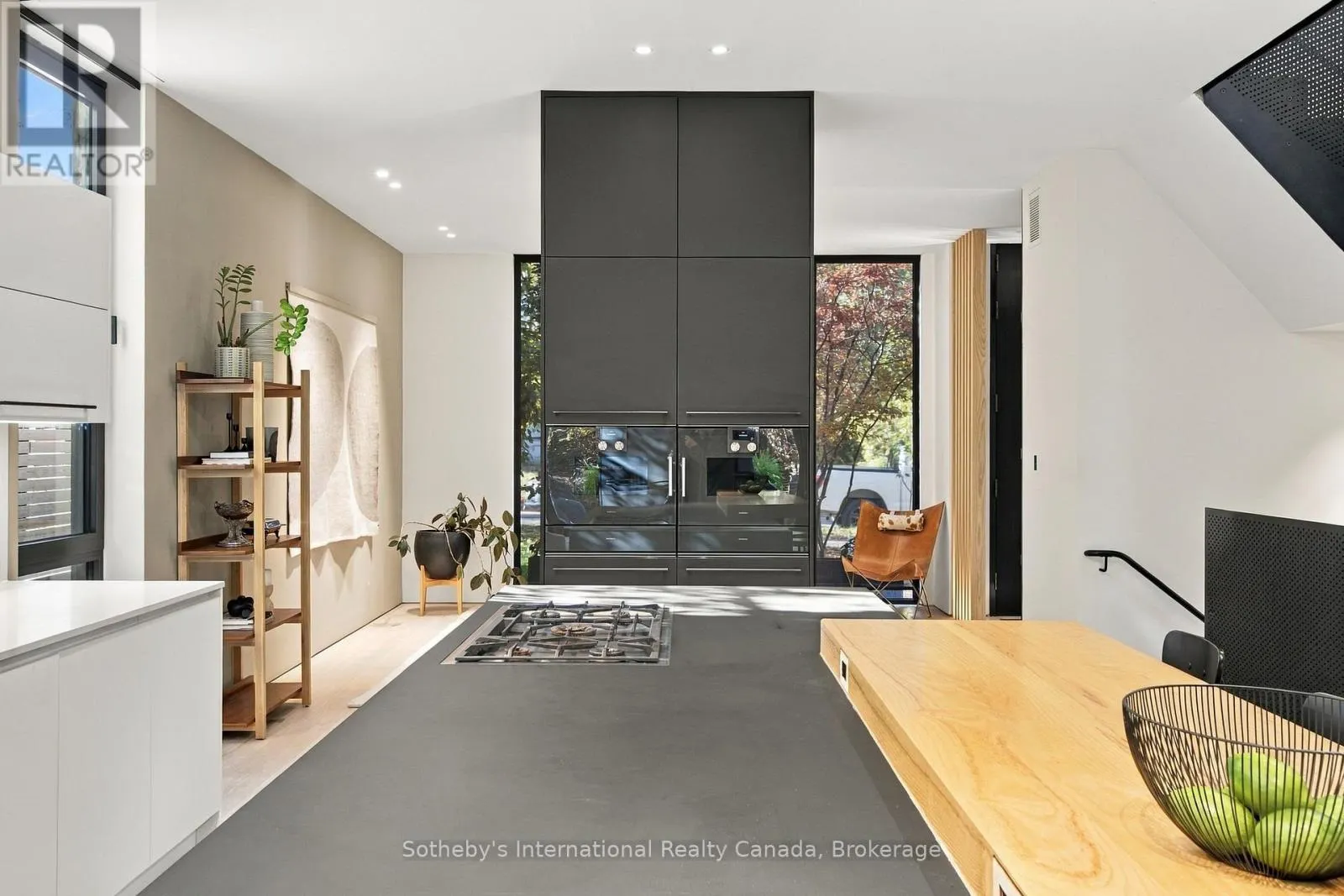 32 AHRENS STREET W