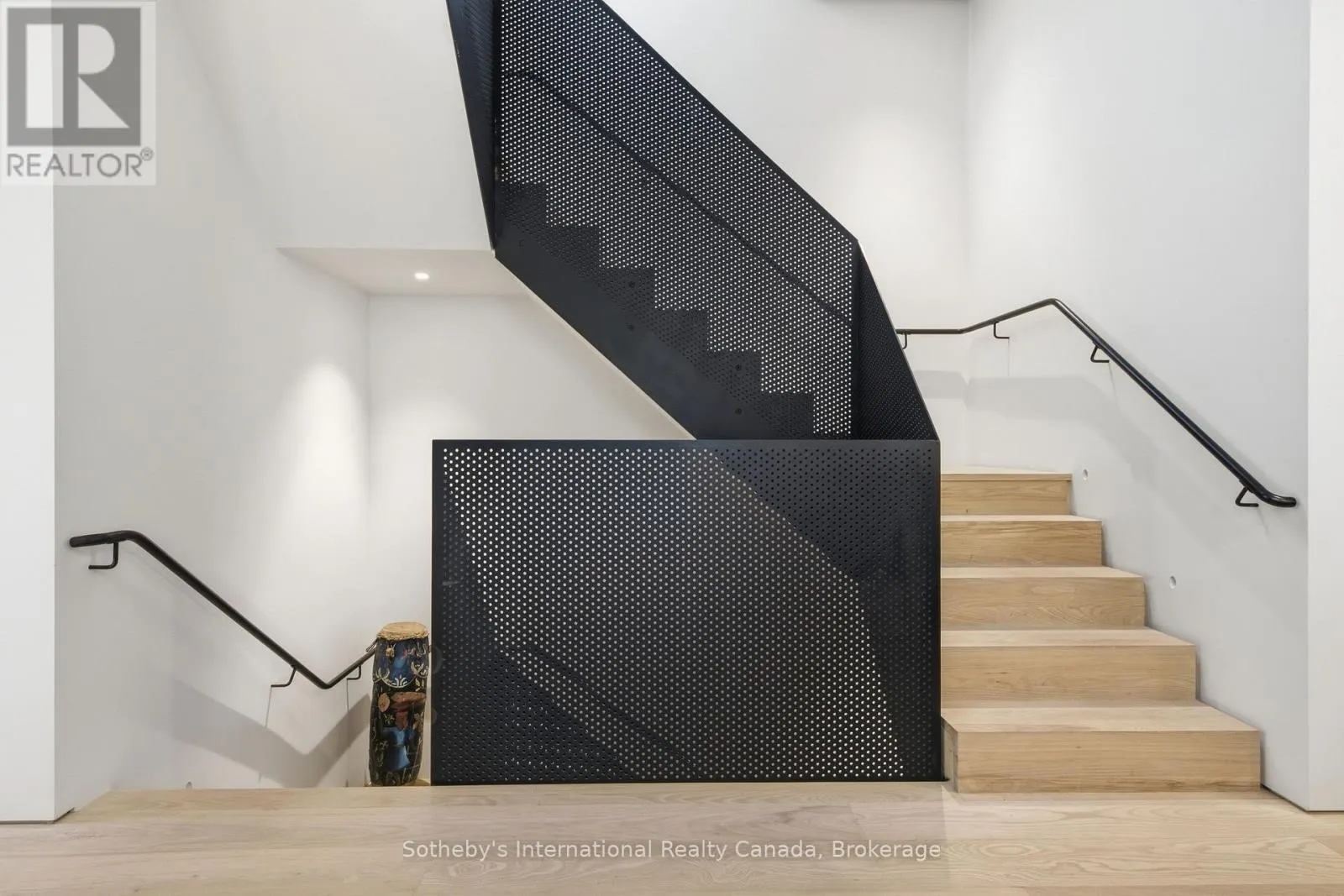 32 AHRENS STREET W
